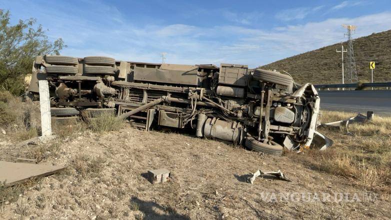 $!El camión de plataforma terminó a un lado de la Carretera 54 luego de salirse de la vialidad por aparente exceso de velocidad.