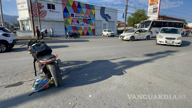 $!Motociclista resultó con lesión en el brazo tras el choque en la lateral de Fundadores.