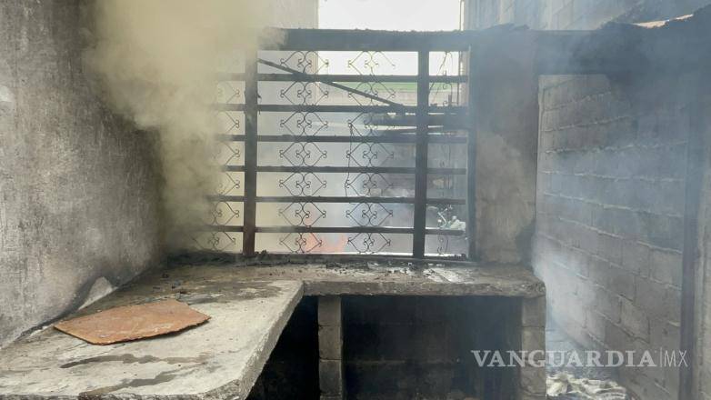 $!El siniestro fue controlado a tiempo, evitando que se propagara a viviendas cercanas, quedando únicamente daños materiales en el interior del domicilio.