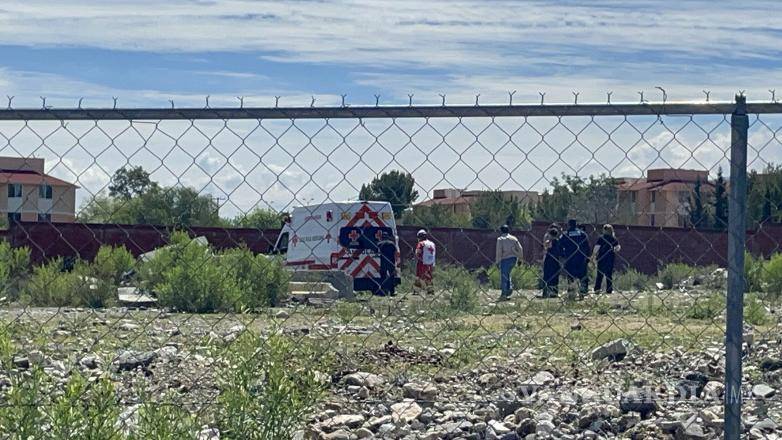 $!Paramédicos de la Cruz Roja brindaron atención de emergencia a un hombre de 53 años que sufrió una caída de caballo y posteriormente fue arrastrado varios metros dentro de un terreno privado al sur de Saltillo.