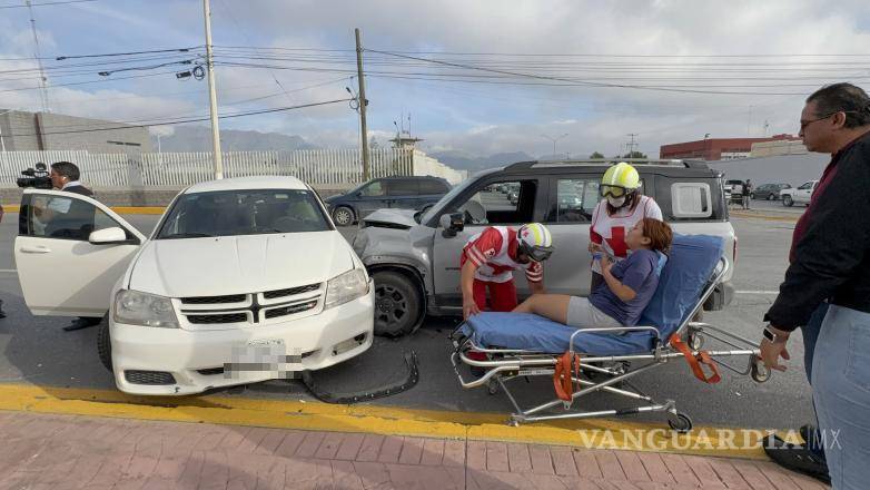 $!La conductora de 30 años resultó lesionada tras el impacto y fue trasladada a un hospital privado.