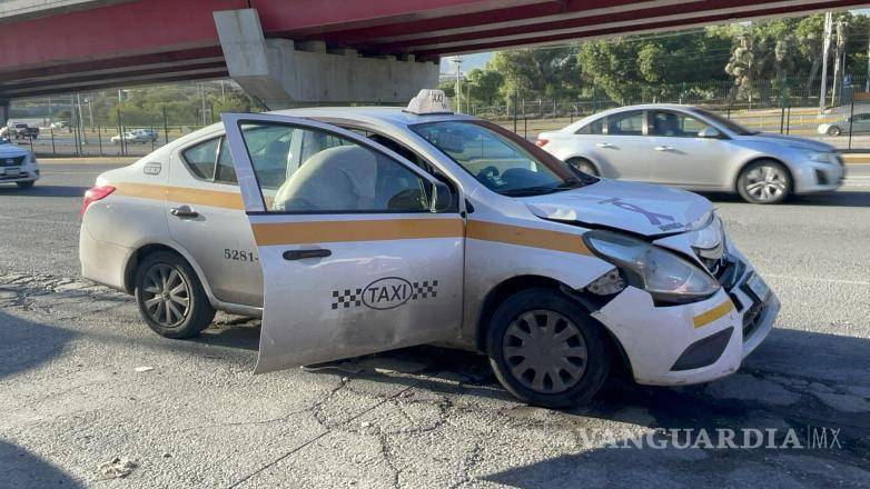 $!El taxi pegó a la camioneta en la parte posterior.