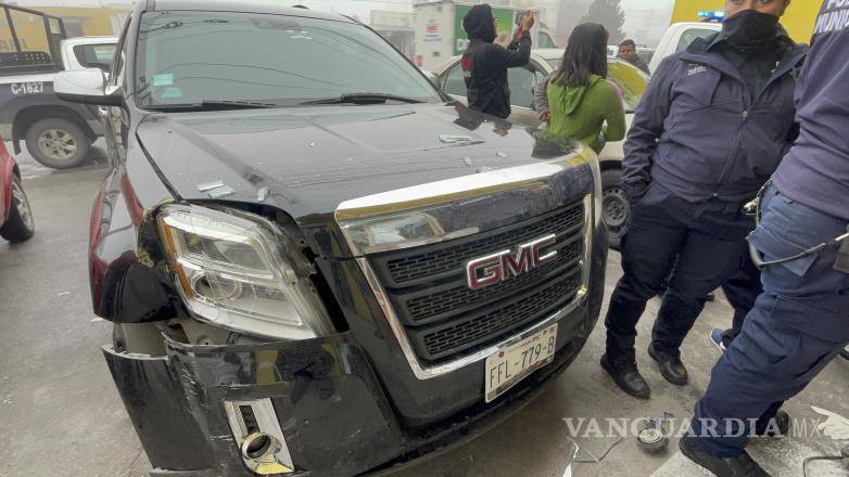 $!La camioneta también terminó con daños en el frente.