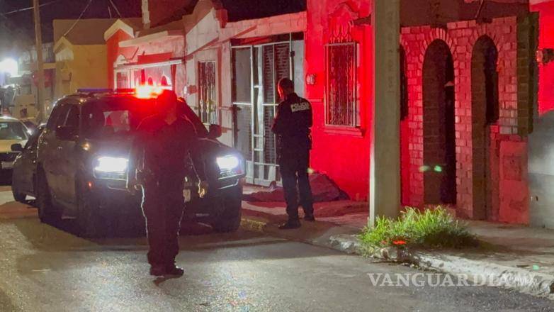 $!Autoridades estatales resguardaron el sitio y esperaron la llegada de los agentes de la AIC y Servicios Periciales para realizar las diligencias correspondientes.