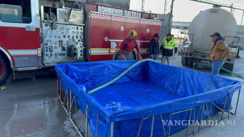 $!Un vecino de la colonia Morelos apoyó a los bomberos con su pipa de agua.