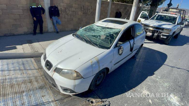 $!El automóvil fue enderezado y retirado con apoyo de una grúa para liberar la vialidad.