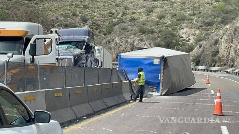 $!El percance generó afectaciones temporales en la vía, mientras se realizaban trabajos para liberar los carriles bloqueados.