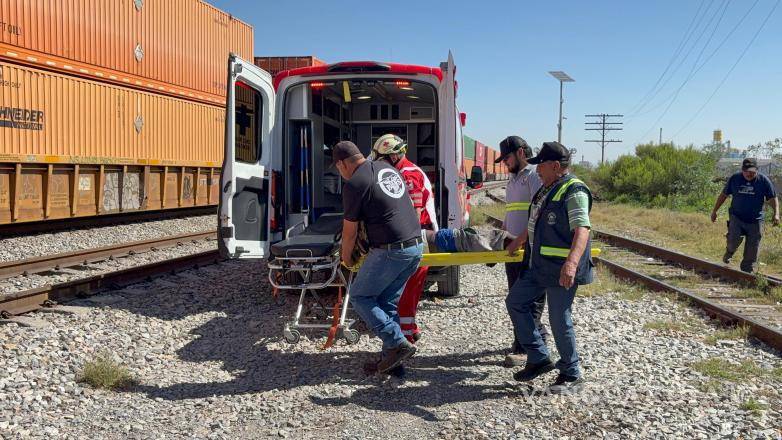 $!Paramédicos de la Cruz Roja trasladaron de urgencia al migrante al Hospital General, donde recibió atención médica por múltiples lesiones.