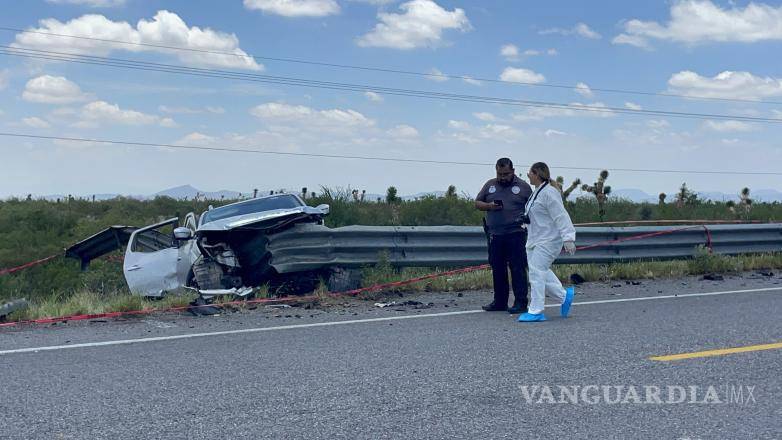 $!El conductor de la unidad, un hombre de 70 años e hijo de la víctima, resultó lesionado y fue trasladado a un hospital de Saltillo para recibir atención médica especializada debido a la gravedad de sus heridas.