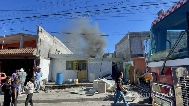 $!Vecinos y autoridades siguieron de cerca el trabajo de los vulcanos en la calle Niños Héroes, al poniente de Saltillo, donde se registró el incidente.