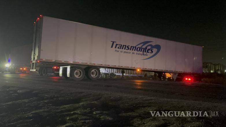 $!Transportistas intentaron remolcar el tráiler con cadenas, pero no lograron moverlo.