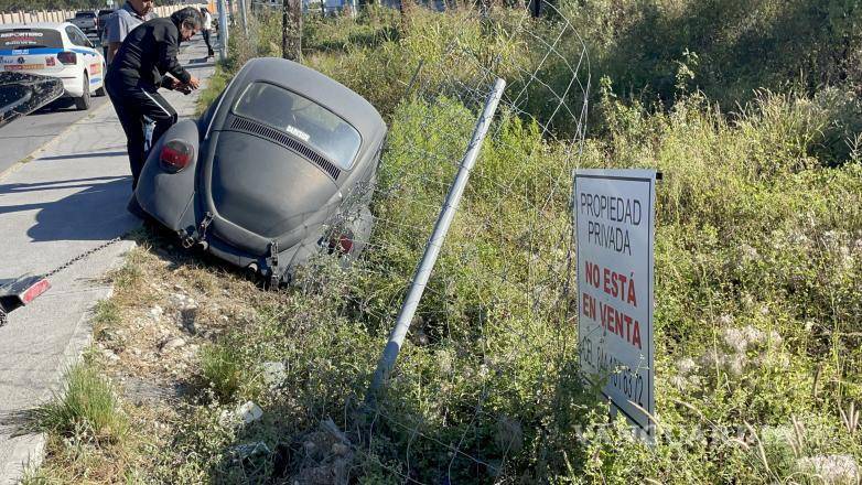 $!La malla del terreno quedó dañada por el impacto del automóvil.