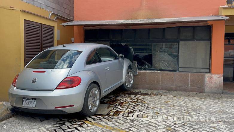 $!Empleados del negocio se encontraban preparando el área de cocina cuando el auto se impactó contra la estructura frontal.