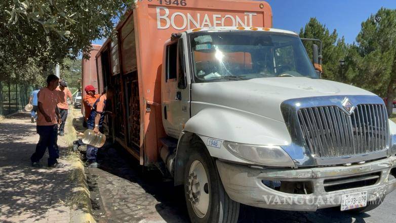 $!Otro camión de la empresa de agua purificada llegó al lugar para transferir los garrafones.