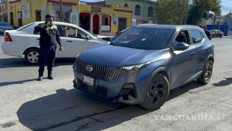 $!Dos vehículos estacionados resultaron dañados de manera colateral.