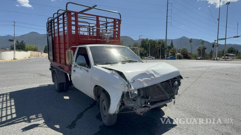 $!El accidente ocurrió en el cruce de los bulevares Antonio Cárdenas y Emilio Arizpe de la Maza, en Saltillo.