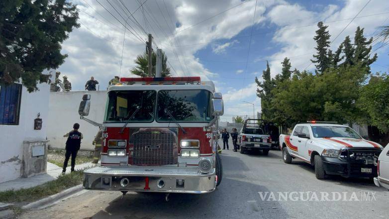 $!Miembros del cuerpo de bomberos realizan una revisión en el techo de la vivienda afectada, donde se registró la explosión.