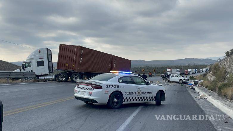 $!Autoridades resguardan el área tras el fatal accidente en el kilómetro 306 de la carretera Saltillo-Zacatecas.