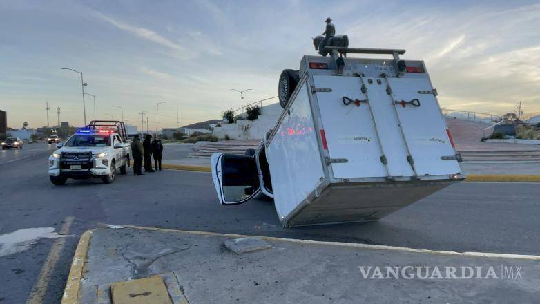 $!El conductor de la camioneta explicó que intentó ingresar al retorno sin percatarse del camión.