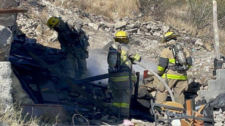 $!La vivienda, hecha de madera, cartón y lámina, fue consumida en su totalidad por el incendio.