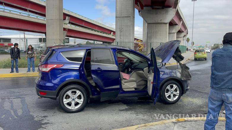 $!El fuego se originó en el motor del vehículo cuando circulaba por el retorno de Fundadores rumbo a Arteaga.