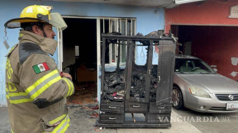 $!El personal de bomberos trabajó para controlar el fuego que consumió una vivienda en la colonia Loma Linda.