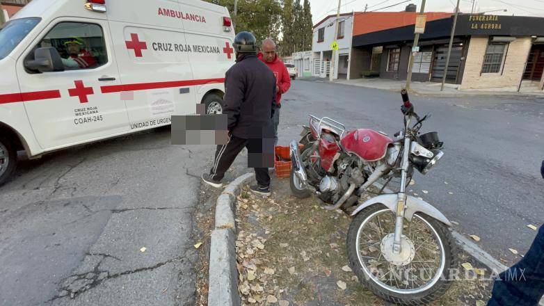 $!La motocicleta quedó dañada sobre la vialidad luego del accidente matutino.