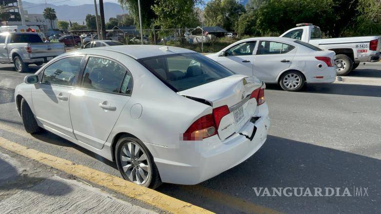 $!El vehículo Honda Civic, resultó gravemente dañado tras el impacto en el accidente vial de la colonia La Salle.