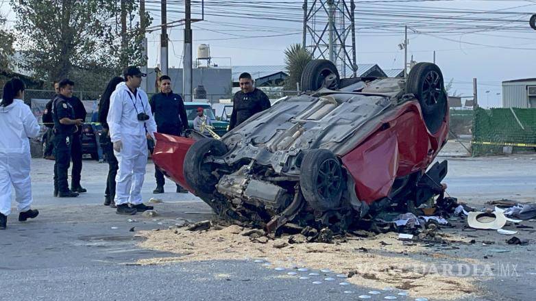 $!Autoridades acordonaron el lugar del accidente en la carretera a Derramadero, donde ocurrió la fatal colisión.