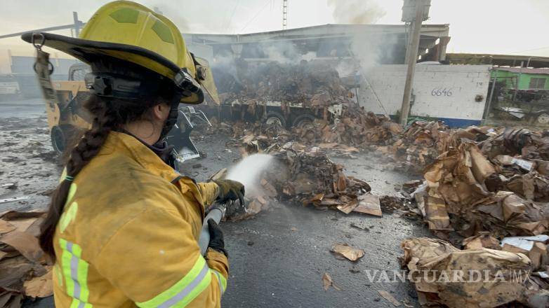 $!El fuego en el tráiler de carga fue combatido durante varias horas, sin que se reportaran personas lesionadas.