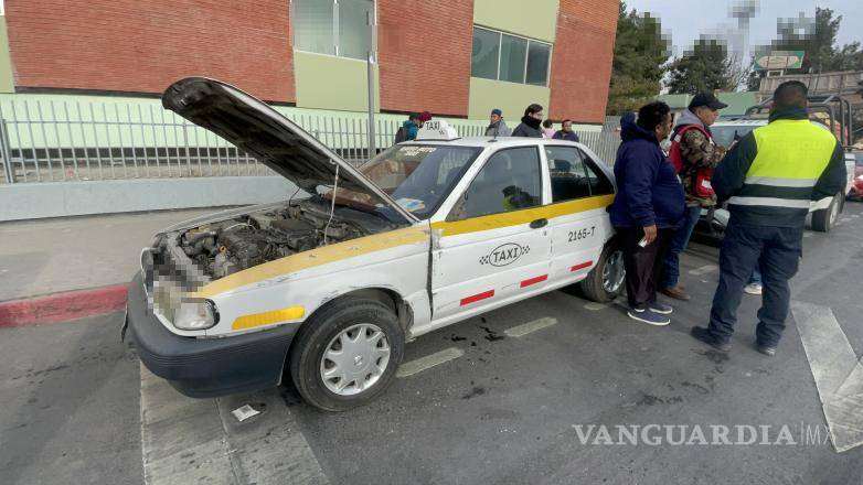 $!Testigos del percance ayudaron a poner en su posición original al taxi volcado tras el impacto en V. Carranza.