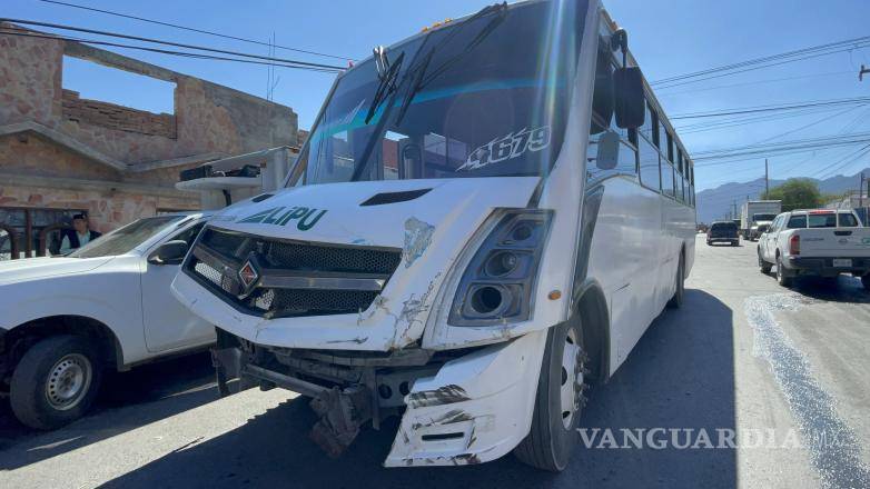 $!El camión de transporte de personal de la empresa Lipu fue señalado como responsable.