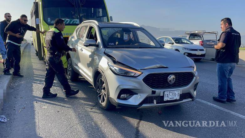 $!El camión de transporte escolar impactó a una camioneta y provocó una carambola sobre Nazario Ortiz.
