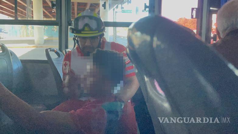 $!Paramédicos atendieron a 13 pasajeros, entre ellos tres menores de edad.
