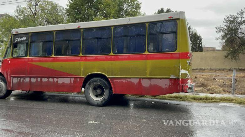 $!El camión de transporte público se encontraba detenido realizando ascenso y descenso de pasaje.