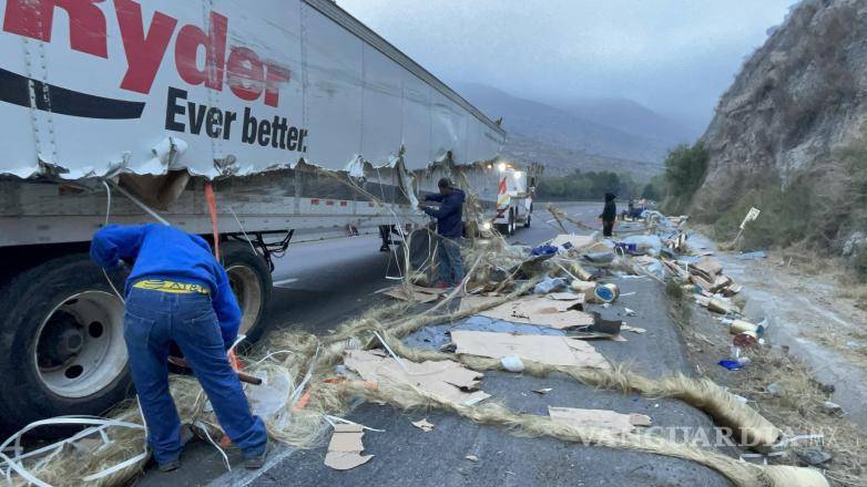 $!La unidad fue retirada con apoyo de grúas tras la volcadura.