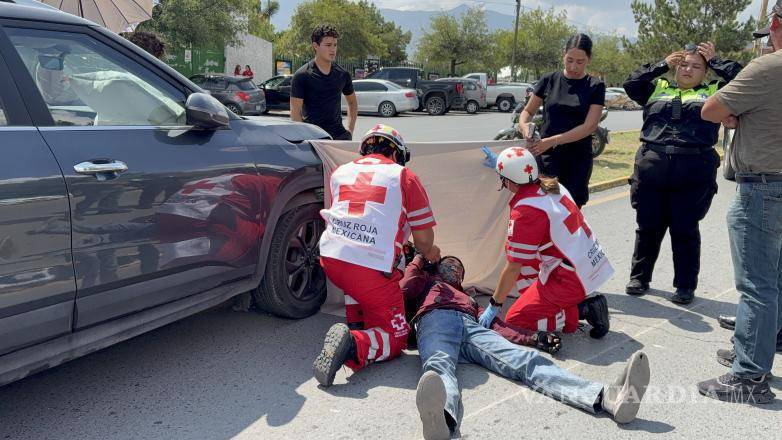 $!Testigos auxiliaron al joven de 22 años mientras permanecía tendido sobre el pavimento tras el accidente.
