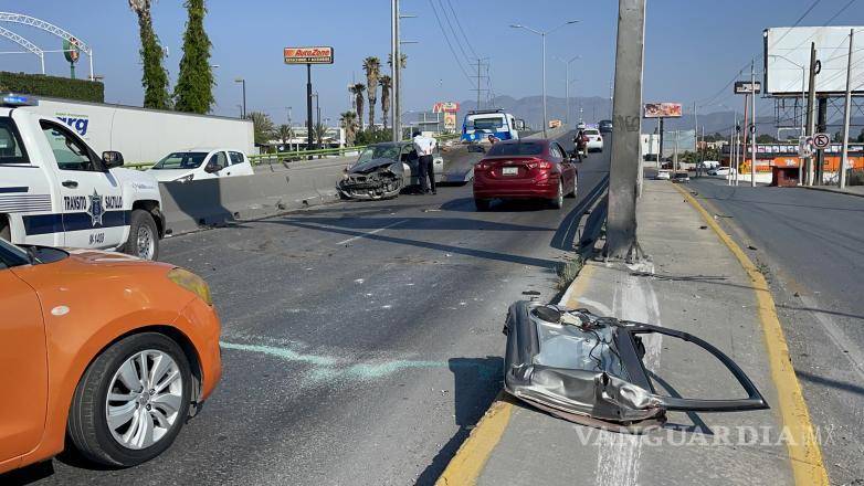 $!La puerta del auto terminó a varios metros del vehículo tras el impacto.