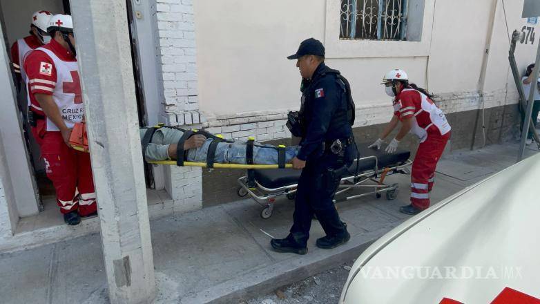 $!El hombre fue estabilizado en el sitio antes de ser trasladado en ambulancia al Hospital General.