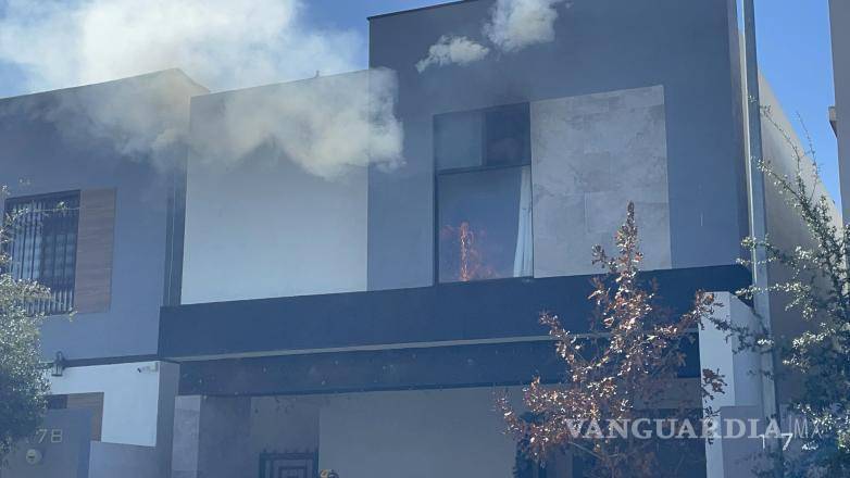 $!Vecinos alertaron al 911 tras notar humo saliendo de la vivienda y observar a la propietaria evacuar apresuradamente.