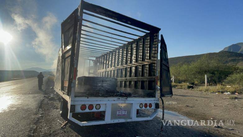 $!Las maniobras de los cuerpos de emergencia evitaron que el incendio se extendiera a otros vehículos.
