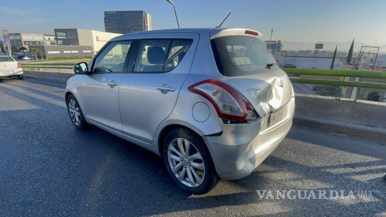 $!El Suzuki Swift fue proyectado contra otro vehículo tras el impacto inicial del camión de transporte.