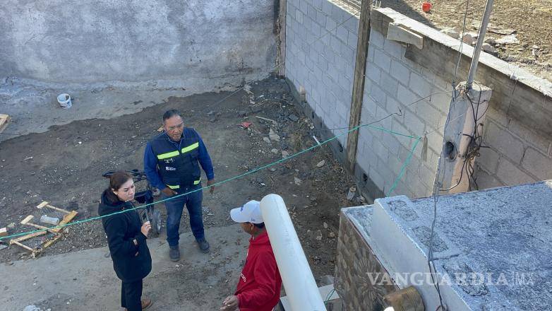 $!Personal de Aguas de Saltillo inspeccionó la zona para identificar el origen del desbordamiento.