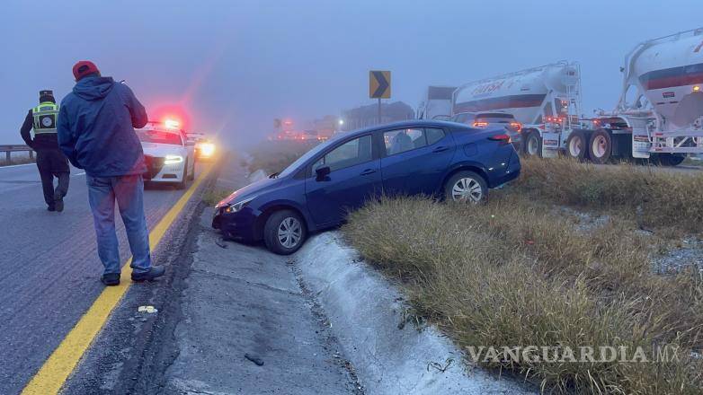 $!El Nissan Versa quedó varado en la zanja pluvial del camellón central tras intentar un retorno no habilitado.
