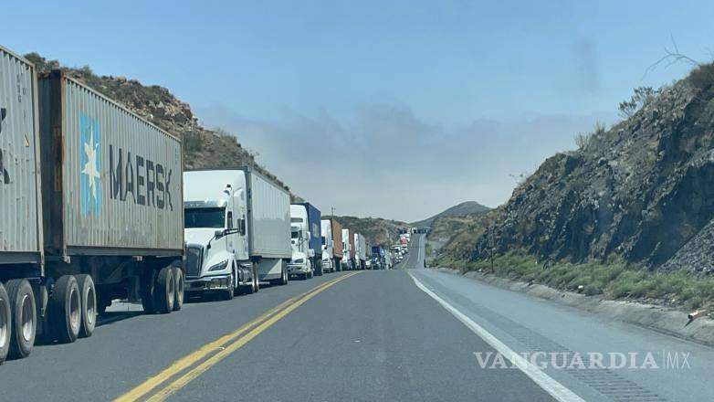 $!Elementos de la Guardia Nacional realizaron labores de abanderamiento mientras se efectuaban las maniobras para liberar la circulación en la carretera.