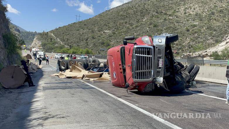 $!Oficiales de la Guardia Nacional implementaron labores de abanderamiento en la zona del percance para prevenir nuevos accidentes y facilitar las tareas de limpieza sobre la carpeta asfáltica.