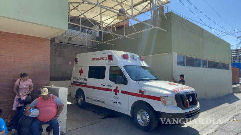 $!A bordo de una ambulancia de la Cruz Roja, el lesionado fue trasladado a la Clínica Dos del IMSS.