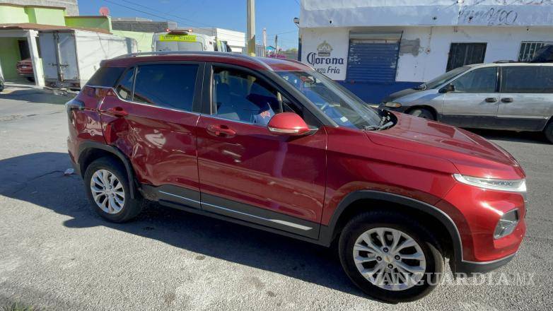 $!La camioneta Chevrolet Groove y la motocicleta Vento presentaron daños materiales tras la colisión registrada durante la mañana de este lunes en uno de los cruceros de la colonia Vista Hermosa.