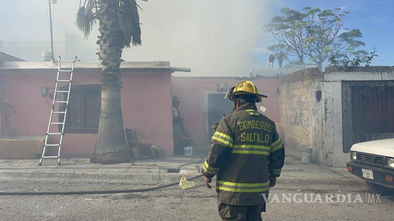 $!Los bomberos realizaron labores de enfriamiento y retiraron objetos dañados para evitar riesgos adicionales.