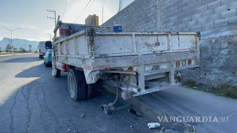 $!La camioneta de la empresa Cimagua fue proyectada hacia la banqueta tras el impacto.